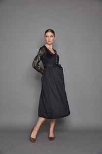 Ein traditioneller Traum in Schwarz! Unser Dirndl „München“ mit elegantem Samtmieder und knitterarmem Rock kann mit verschiedenen Schürzen und Blusen sehr abwechslungsreich kombiniert werden. 