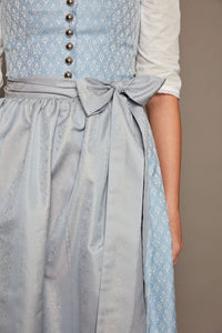 Goldhirsch Tracht, hellblaues Dirndl „Schliersee“ verbindet traditionelle Stoffe mit einem modernen, monochromen Gesamtbild.