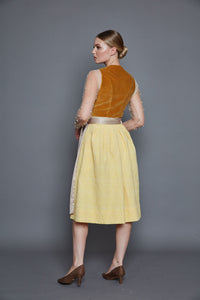 Honiggelb – eine Farbe, die aus der Tradition kommt und trotzdem nicht alltäglich ist. Dirndl Trentino lässt dich strahlen.