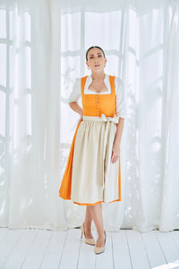 So hochwertig und verlockend wie eine sommerliche Orange aus Valencia: Das stilvolle Leinen-Dirndl aus der Charity-Kollektion GOLDHIRSCH x RETLA e.V. ist inspiriert von bayerischer Tradition und einem Hauch italienischem Sommerflair.