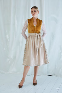 Honiggelb – eine Farbe, die aus der Tradition kommt und trotzdem nicht alltäglich ist. Genau richtig für alle, die Lust auf ein Dirndl haben, das nicht jede trägt.