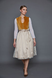 oniggelb – eine Farbe, die aus der Tradition kommt und trotzdem nicht alltäglich ist. Genau richtig für alle, die Lust auf ein Dirndl haben, das nicht jede trägt.