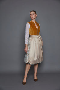 oniggelb – eine Farbe, die aus der Tradition kommt und trotzdem nicht alltäglich ist. Genau richtig für alle, die Lust auf ein Dirndl haben, das nicht jede trägt.