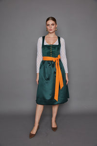Das stilvolle Hingucker-Dirndl in traditionellen Grüntönen mit auffälliger orangener Schleife! Die Charity-Kollektion GOLDHIRSCH x RETLA ist inspiriert von bayerischer Lebensart und einem Hauch italienischem Sommerflair.