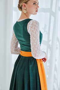 Das stilvolle Hingucker-Dirndl in traditionellen Grüntönen mit auffälliger orangener Schleife! Die Charity-Kollektion GOLDHIRSCH x RETLA ist inspiriert von bayerischer Lebensart und einem Hauch italienischem Sommerflair.