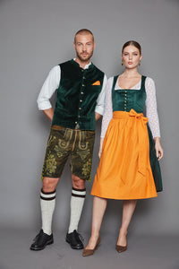 Die Charity Weste „Grafenau“ aus der Goldhirsch X RETLA e.V. Kollektion präsentiert sich in edlem dunkelgrünem Samt mit schwarzem Rückenteil. 